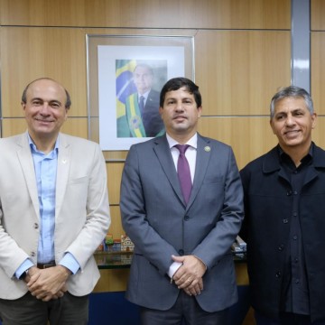 Ministro do Turismo Carlos Brito recebe prefeito de Santa Cruz da Baixa Verde