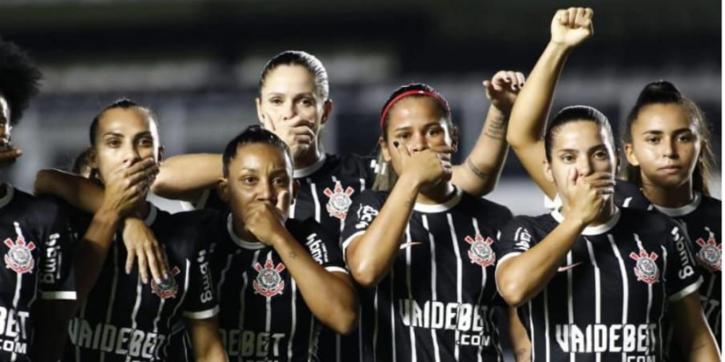 Na partida entre Santos e Corinthians, as jogadoras corintianas colocaram as mãos nas bocas e ouvidos como forma de protesto, durante a execução do hino brasileiro.