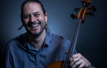 Entrevista |Pedro Huff conversa sobre o projeto em parceria com a Cia Vias da Dança de Recife : improvisos de um violoncelo sob pedaleira    