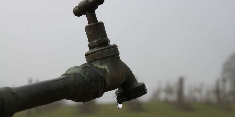  Assim, está suspenso o fornecimento de água em mais de 60 localidades do Grande Recife