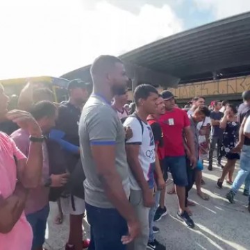 Rodoviários realizam protesto no Terminal Integrado do Barro