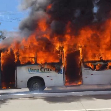 Ônibus pega fogo na Avenida Sul, no Recife