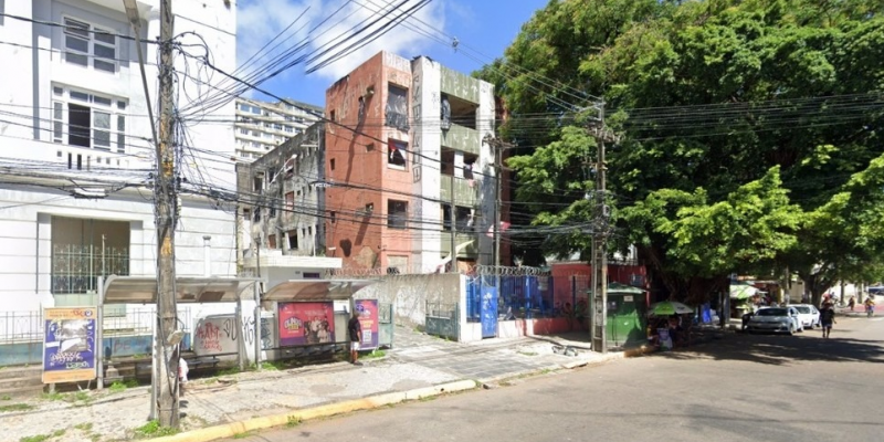 O edifício estava atualmente ocupado por famílias do Movimento dos Trabalhadores Sem-Teto de Pernambuco