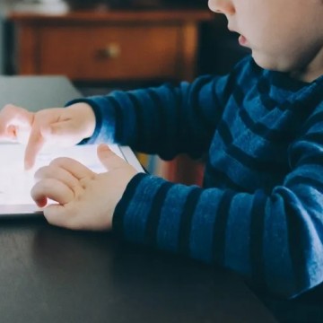 Entenda por que o excesso de telas digitais é perigoso para o desenvolvimento das crianças