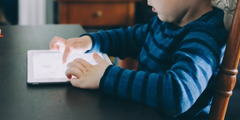 Estudos apontam que cerca de 75% das crianças com menos de dois anos fazem uso da tecnologia