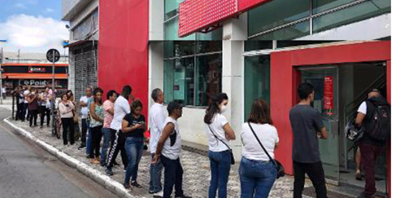 A manifestação aconteceu em frente a uma agência bancária, localizada na Avenida Conde da Boa Vista